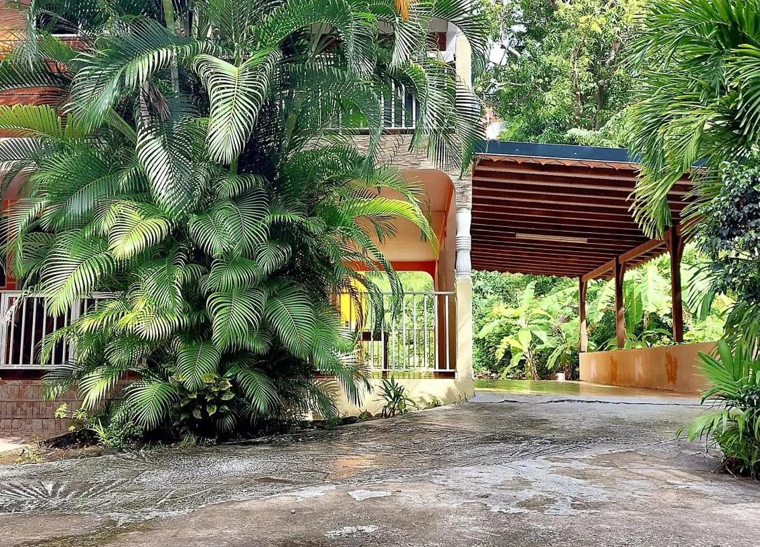 Holiday home Maison Charmante A Pointe Noire, Vue Montagne, Jardin Prive