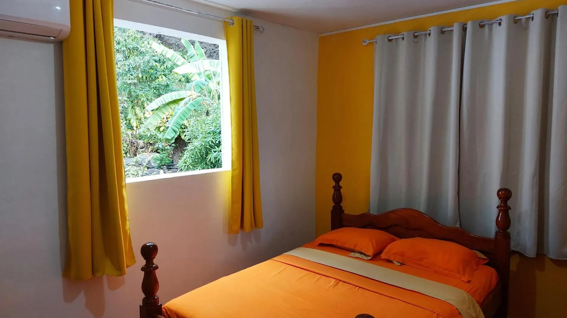 Holiday home Maison Charmante A Pointe Noire, Vue Montagne, Jardin Prive