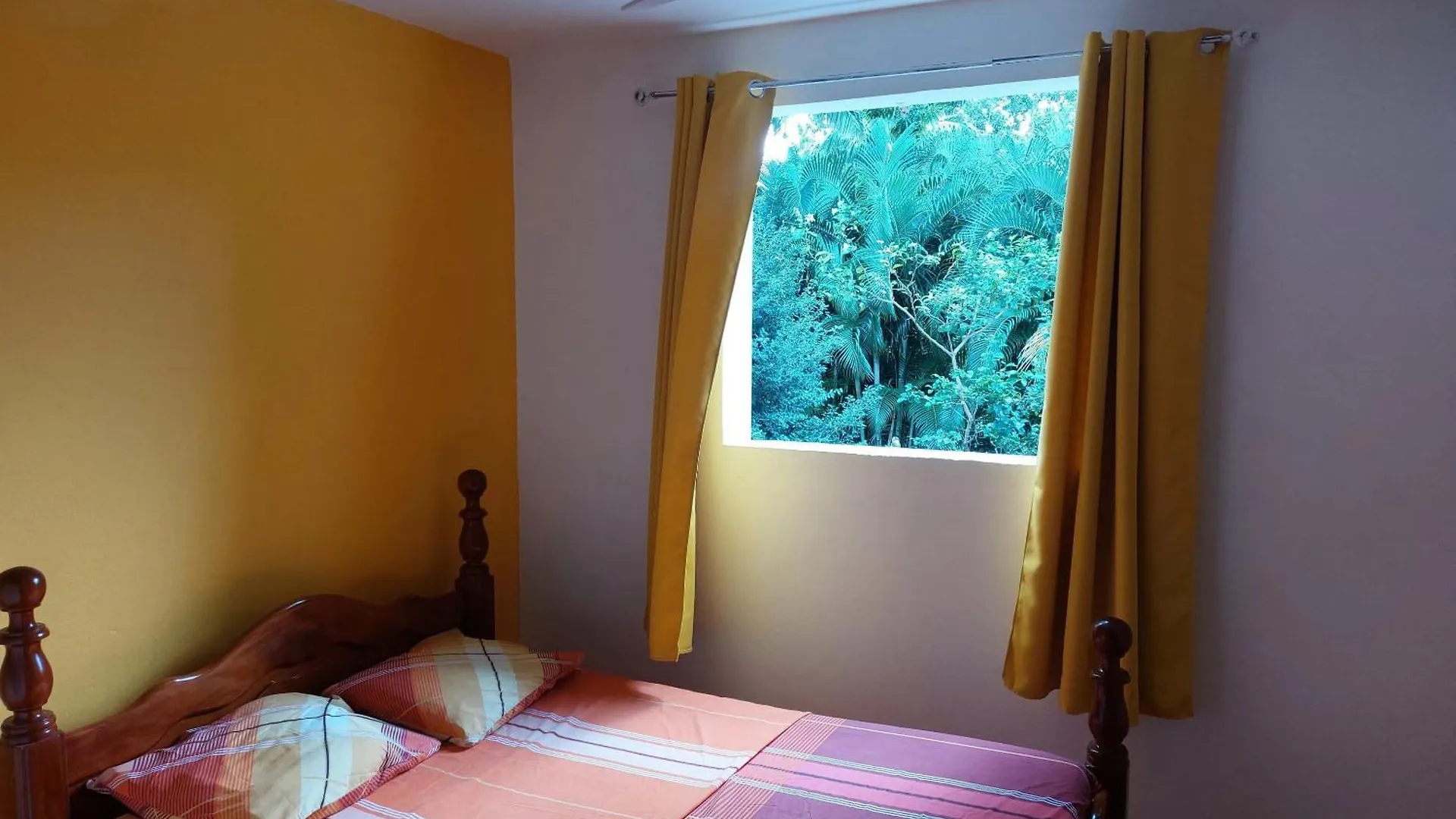 Holiday home Maison Charmante A Pointe Noire, Vue Montagne, Jardin Prive